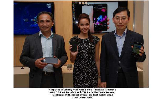 RIM, Samsung open exclusive experience zones in Delhi