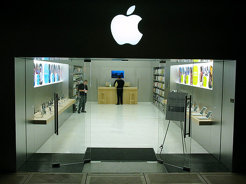 Senior Apple officials meet Commerce Minister for setting up manufacturing unit in India