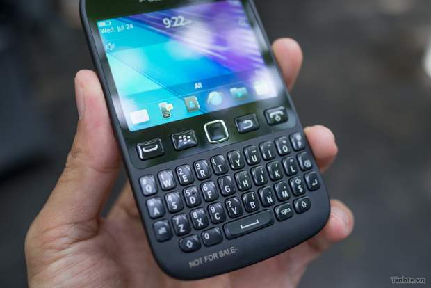 BlackBerry 9720 Images surface online