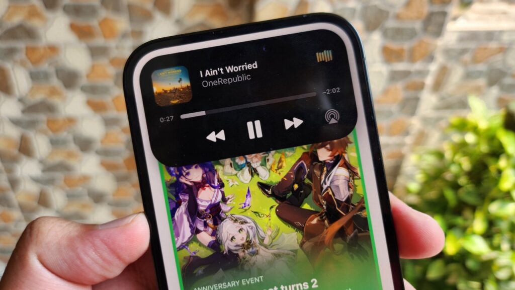 iPhone 14 Pro dynamic island music player