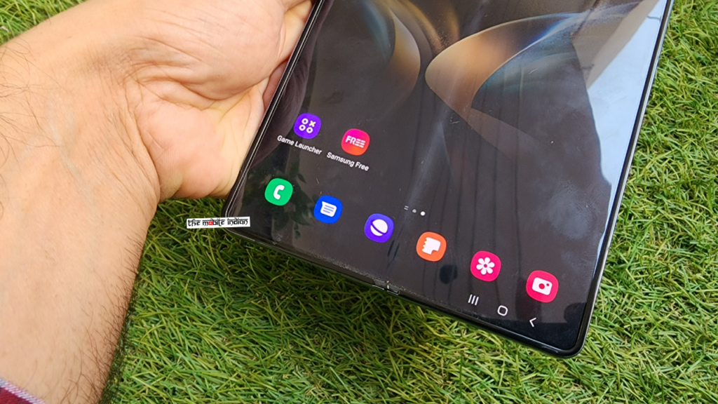 Galaxy Fold 4 task bar