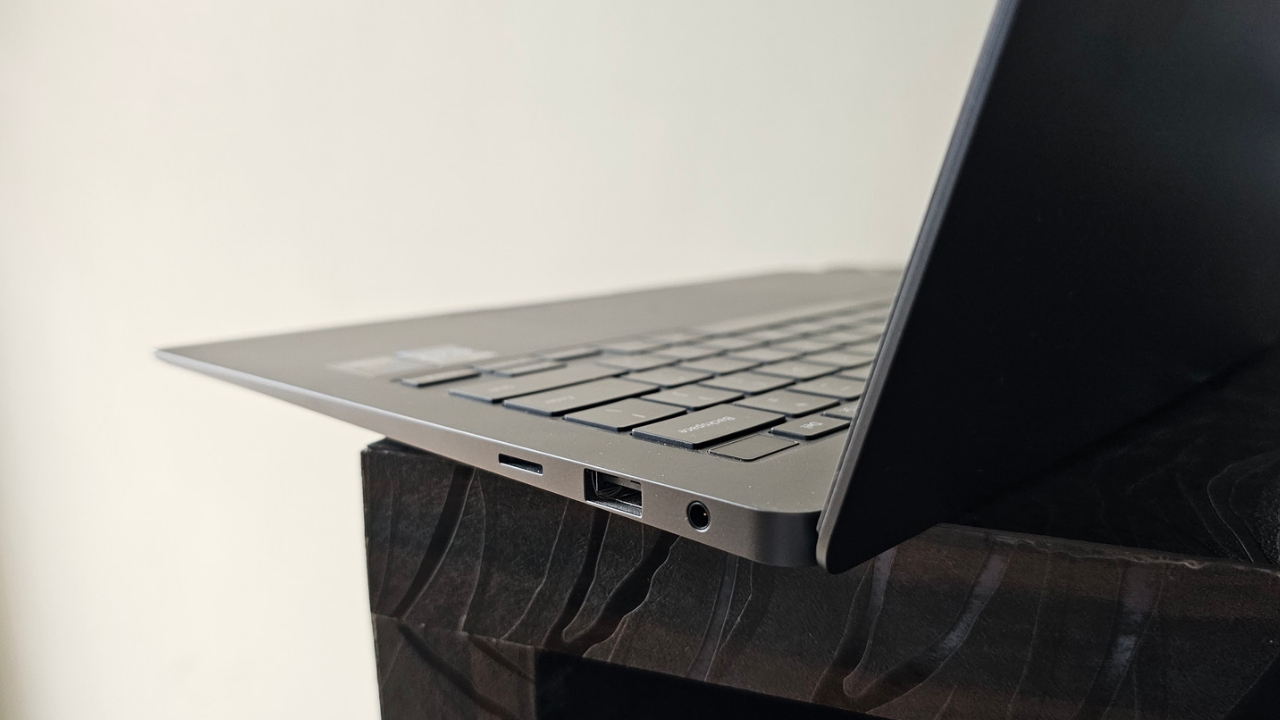 Galaxy Book3 Pro right side ports