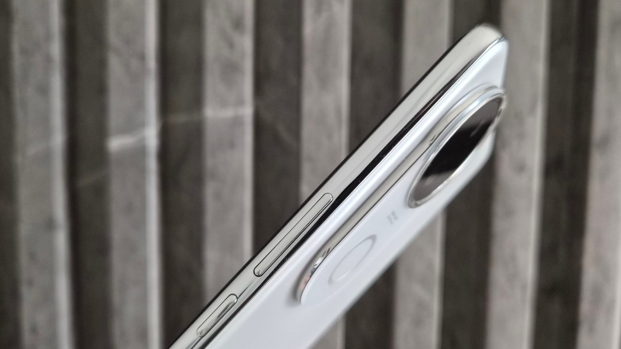 iQOO Z10R 5G side
